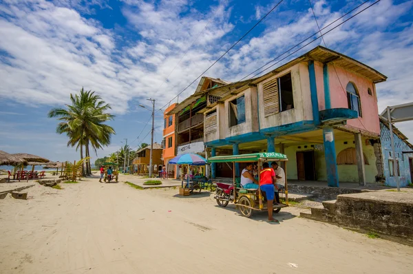 Muisne, Ecuador - 16 maart 2016: Gebouwen in het centrum van de stad, hoofdstraat, in de kust van Ecuador — Stockfoto