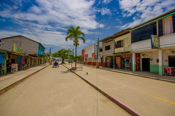 Muisne, Ecuador - March 16, 2016: Buildings in the center of the city, main street, in the coast of Ecuador — Stock Photo, Image