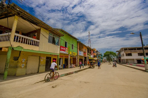 Muisne, Equador - 16 de março de 2016: Edifícios no centro da cidade, rua principal, na costa do Equador — Fotografia de Stock