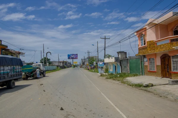 Muisne, Ecuador - 16 de marzo de 2016: Centro de la ciudad de Muisne, en la costa de Ecuador —  Fotos de Stock