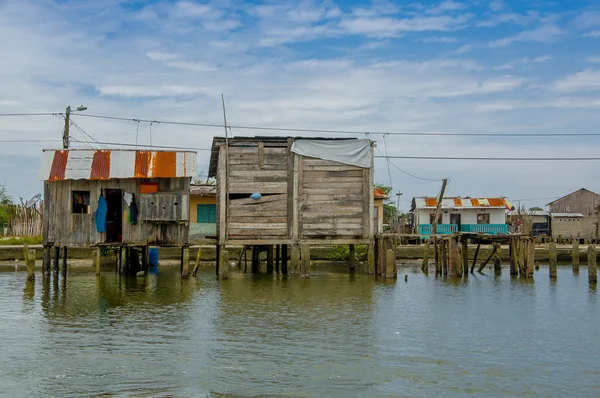 Muisne, Ecuador - 16 mars 2016: Slummen i fattiga delen av staden, i Ecuadors kust — Stockfoto