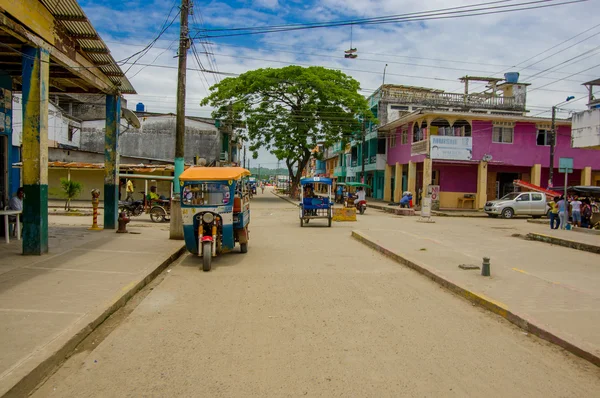 Muisne, Ecuador - 16 de marzo de 2016: Edificios en el centro de la ciudad, calle principal, en la costa de Ecuador —  Fotos de Stock