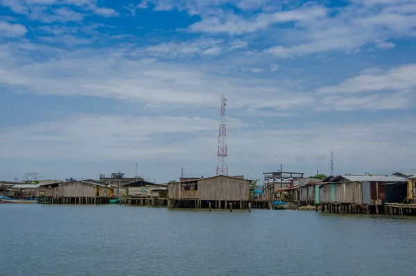 Muisne, Ecuador - 16 de marzo de 2016: Barrios en la parte pobre de la ciudad, en la costa de Ecuador — Foto de Stock