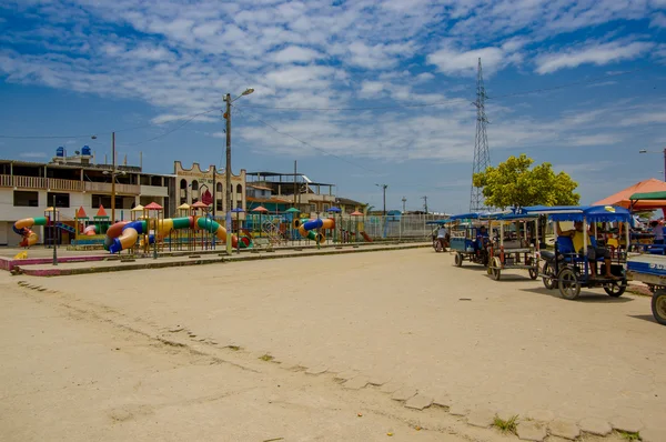 Muisne, Ecuador - 16 marzo 2016: Edifici nel centro della città, strada principale, sulla costa dell'Ecuador — Foto Stock