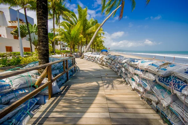 Esmeraldas, Ecuador - 16 mars 2016: Sandsäckar för att skydda mot översvämning av tsunamin i samma Beach, Casablanca — Stockfoto