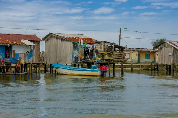 Muisne, Ecuador - 16 de marzo de 2016: Barrios en la parte pobre de la ciudad, en la costa de Ecuador — Foto de Stock