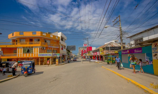 ATACAMES, ECUADOR - 16 de marzo de 2016: Vista de Steet de la ciudad de playa ubicada en la costa norte del Pacífico ecuatoriano. Se encuentra en la provincia de Esmeraldas —  Fotos de Stock