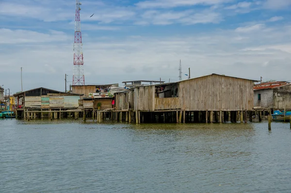 Muisne, Ekvator - 16 Mart 2016: Zavallı'nin, Ekvator sahil bölümünde varoşlarında