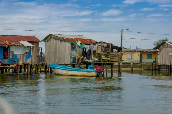 Muisne, Ecuador - 16 de marzo de 2016: Barrios en la parte pobre de la ciudad, en la costa de Ecuador — Foto de Stock