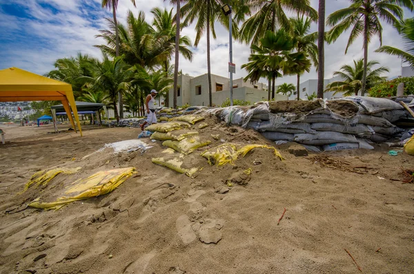 Esmeraldas, Ekvádor - 16 březen 2016: Pytle s pískem na ochranu před povodněmi tsunami ve stejném Beach, Casablanca — Stock fotografie