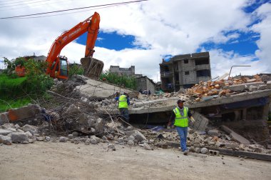 Quito, Ekvator - Nisan, 17, 2016: House tarafından deprem kurtarma ekipleri ve kentin güney kısmında ağır makine yok