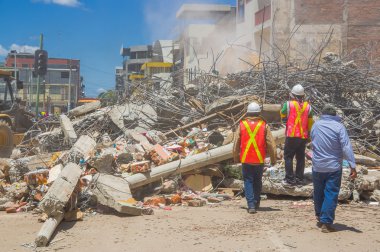 Portoviejo, Ekvador - 18 Nisan 2016: Kurtarma ekibi 7.8 depremden sonra kurtarma çalışmaları yapıyor