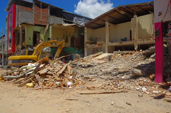 Портовьехо, Эквадор - 18 апреля 2016 года: Спасательная команда прикладывает усилия по восстановлению после землетрясения магнитудой 7,8 — стоковое фото