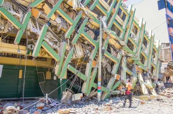 厄瓜多尔Portoviejo - April, 18, 2016：Building showing the aftereeffect of 7.8 earthquake — 图库照片