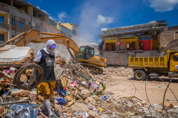 Portoviejo, Ekvador - 18 Nisan 2016: Kurtarma ekibi 7.8 depremden sonra kurtarma çalışmaları yapıyor