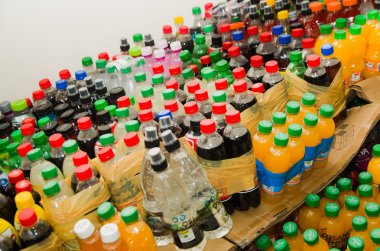 Quito, Ekvator - 23 Nisan 2016: Afet yardım gıda, Giysi, tıp ve su kıyılarında deprem hayatta kalanlar için. Bicentenario Parkı'nda toplandı