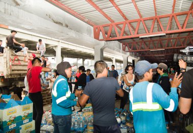 Quito, Ekvator - Nisan, 23, 2016: Afet Yardım gıda, giyim, ilaç ve su kıyılarında deprem kurtulanlar için sağlayan tanımlanamayan vatandaşlar Quito