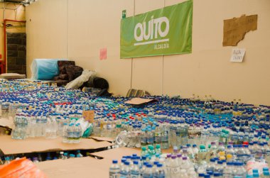 Quito, Ekvator - 23 Nisan 2016: su kıyılarında deprem kurtulanlar için afet yardımı sağlayan vatandaşlarının Quito bağışladı. Bicentenario Parkı'nda toplandı
