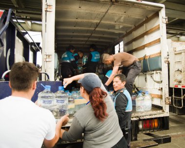 Quito, Ekvator - Nisan, 23, 2016: Afet Yardım gıda, giyim, ilaç ve su kıyılarında deprem kurtulanlar için sağlayan tanımlanamayan vatandaşlar Quito