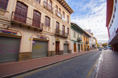 Cuenca, Ekvator - 22 Nisan 2015: Çekici ile Bridgestone yollar şehir merkezi ve güzel binalar mimari, küçük townhouses çok rahat bir atmosfer sağlar