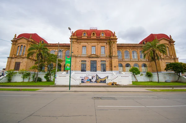 Cuenca, Ecuador - 22 de abril de 2015: Edificio Colegio Benigno visto desde fuera, arquitectura europea muy sólida y típica — Foto de Stock