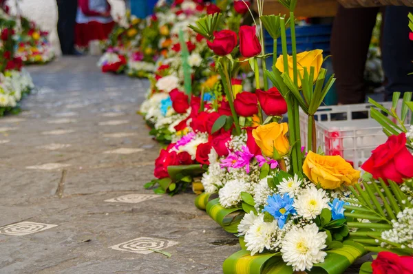 Cuenca, Equador - 22 de abril de 2015: Arranjos de buquê de flores coloridas para venda ao longo da calçada — Fotografia de Stock