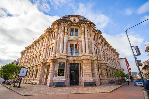 Cuenca, Ecuador - április 22-én 2015-ig: Tartományi bíróság épület a város központjában, fantasztikus spanyol gyarmati építészet — Stock Fotó