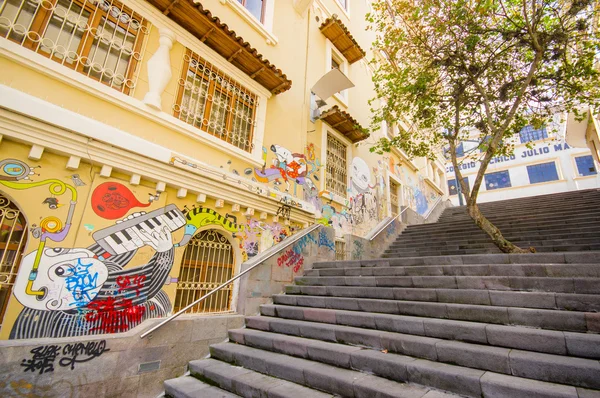Cuenca, Ecuador - 22 April 2015: Charmig betong trappa med urban konst och graffiti som förbinder stadens gator — Stockfoto