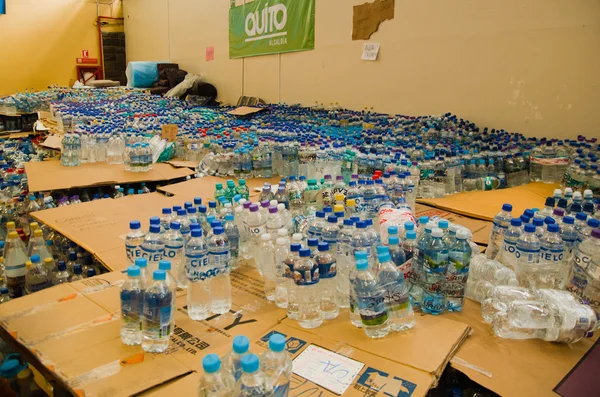 Quito, Ecuador - 23 de abril de 2016: Agua donada por ciudadanos de Quito brindando socorro por desastres a sobrevivientes de terremotos en la costa. Reunidos en el Parque Bicentenario — Foto de Stock