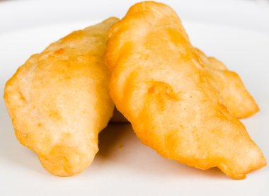 Küçük beyaz bir kase içinde yalan Closeup lezzetli empanadas