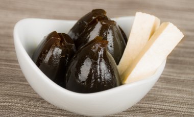 Taze peynir portre lezzetli karamelize incir tatlısı ile küçük beyaz bir kase içinde yatan şeritler
