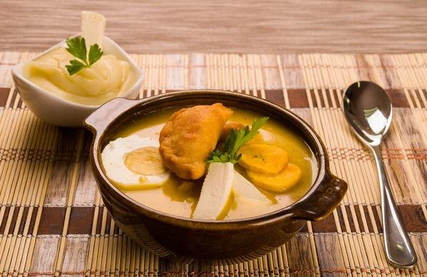 Elegante mesa con servicio completo de sopa de fanesca tradicional y accesorios —  Fotos de Stock