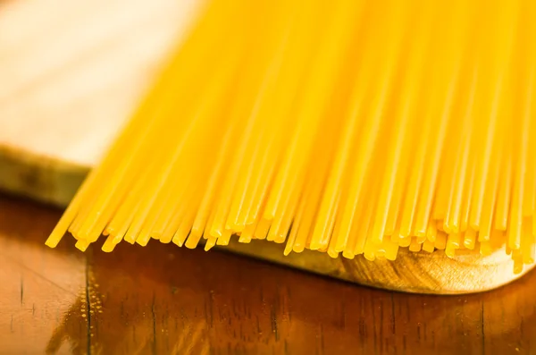 Closeup σωρό ξηρό σπαγγέτι, κίτρινο χρώμα και μεγάλη λεπτομέρεια — Φωτογραφία Αρχείου