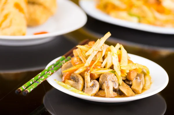 Traditional chinese food, noodles, mushrooms and vegetables on a white dish — Stock Photo, Image