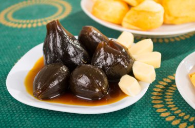 Beyaz tabak üzerinde geleneksel ve lezzetli tatlı incir bal ve peynir ile hizmet