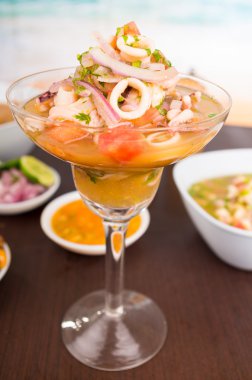 Geleneksel Ekvador ceviche hazır servis bir cam bardakta servis