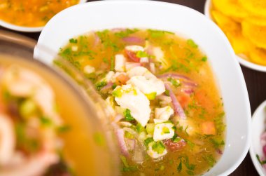 Balık meze beyaz bir tabak kızarmış muzlu bir tamamlayıcı olarak hizmet