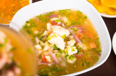 Ekvador ceviche, kırmızı soğan ve kişniş üzerinde beyaz bir yemek için kullanılan balık kırıntılarını