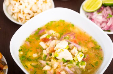 Lezzetli ve geleneksel olarak iyi balık ceviche, Ekvador stili