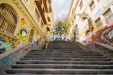 Cuenca, Ekvator - 22 Nisan 2015: Kentsel Sanat ve şehir sokakları bağlanma grafiti ile merdiven beton çekici