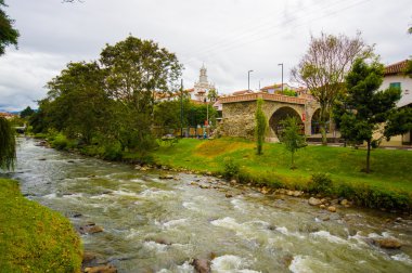 Cuenca, Ekvator - 22 Nisan 2015: Cuenca şehir, huzurlu ve yeşil sorroundings ile çalışan Tomebamba Nehri olarak görülen