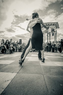 Cuenca, Ekvator - 22 Nisan 2015: latin dans stilleri Kent Meydanı önünde küçük kalabalık, siyah-beyaz baskı performans Çift