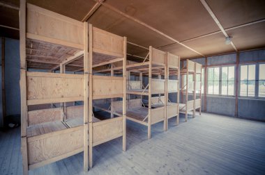 Dachau, Almanya - 30 Temmuz 2015: Mahkumlara korkunç yaşam koşulları gösteren ahşap ranzalı yatak odalarının içinde