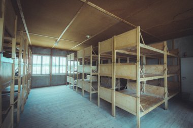 Dachau, Almanya - 30 Temmuz 2015: Mahkumlara korkunç yaşam koşulları gösteren ahşap ranzalı yatak odalarının içinde
