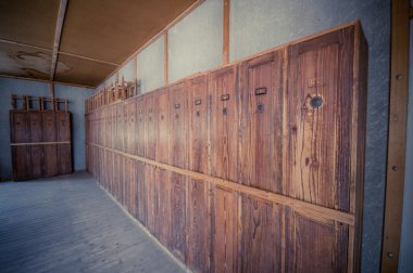 Dachau, Almanya - 30 Temmuz 2015: Mahkûmların özel eşyalarını saklamaları için kışlanın içindeki kişisel dolaplar, hala orijinal durumunda