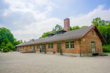 Dachau, Almanya - 30 Temmuz 2015: Toplama kampında krematoryum binası, çatıdan çıkan büyük bacalı tuğla yapımı,