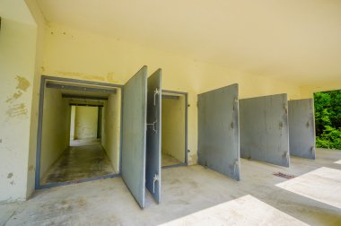 Dachau, Almanya - 30 Temmuz 2015: konsantrasyon kampında bina krematorium içine lider Heavy metal kapılar