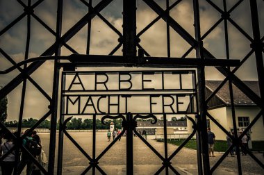 Dachau, Almanya - 30 Temmuz 2015: giriş kapısı tabelaya toplama kampına Arbeit Macht Frei okuma Metal