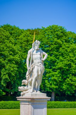 Nymphenburg, Almanya - 30 Temmuz 2015: Neptun heykel, denizler, güzel bir güneşli gün, yeşil çim ve Sarayı bahçelerine çalıların kralı