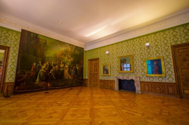 Schleissheim, Almanya - 30 Temmuz 2015: Büyük oda sarayın büyük resimle duvar, ahşap zeminler, yeşil duvarlar ve şömine bina içine